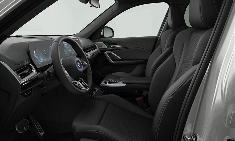 Vit (mineral white) Ny 2025 BMW X1 Shadowline SUV | 608 400 kr (Marknadspris) - Bild 1/1