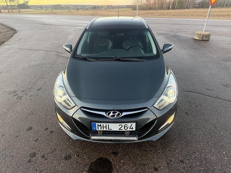 Grå Begagnad 2012 Hyundai i40 Kombi | 117 500 kr (Marknadspris) - Bild 1/4