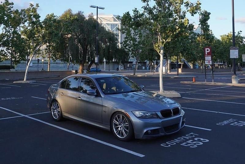 Begagnad 2010 BMW 320 Kombi | 15 000 kr - Bild 1/1