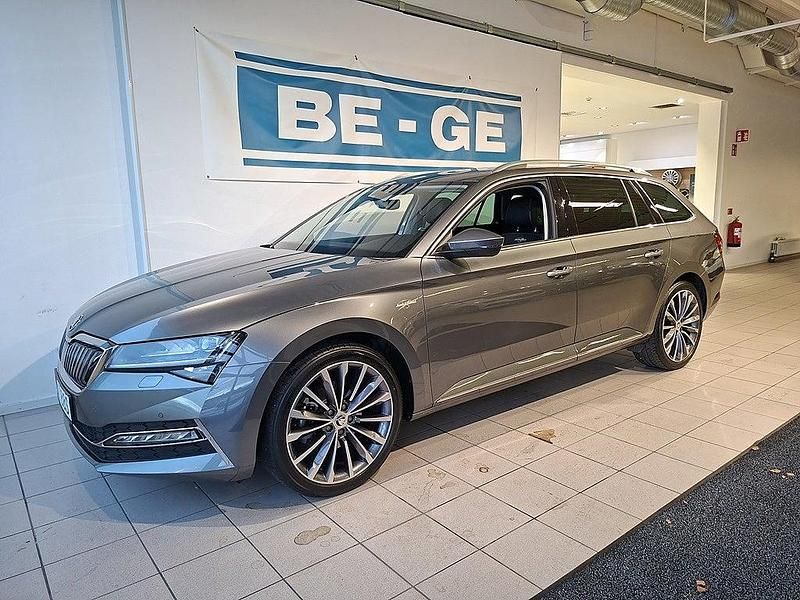 Grå Begagnad 2024 Skoda Superb LAURIN & KLEMENT Kombi | 399 900 kr (Lite dyr) - Bild 1/4