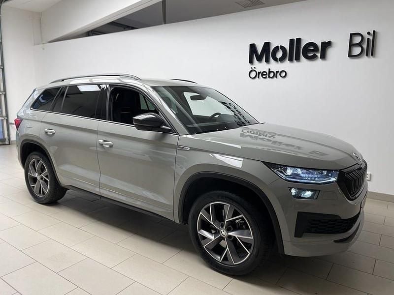 Steel grey Begagnad 2022 Skoda Kodiaq SportLine SUV | 394 900 kr (Marknadspris) - Bild 1/4