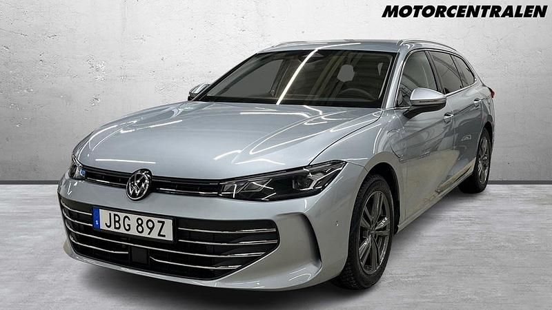 Silver Begagnad 2024 VW Passat Kombi | 489 000 kr (Lite dyr) - Bild 1/2