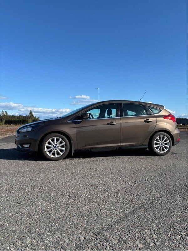 Brun Begagnad 2016 Ford Focus Titanium Halvkombi | 80 000 kr (Bra pris) - Bild 1/4