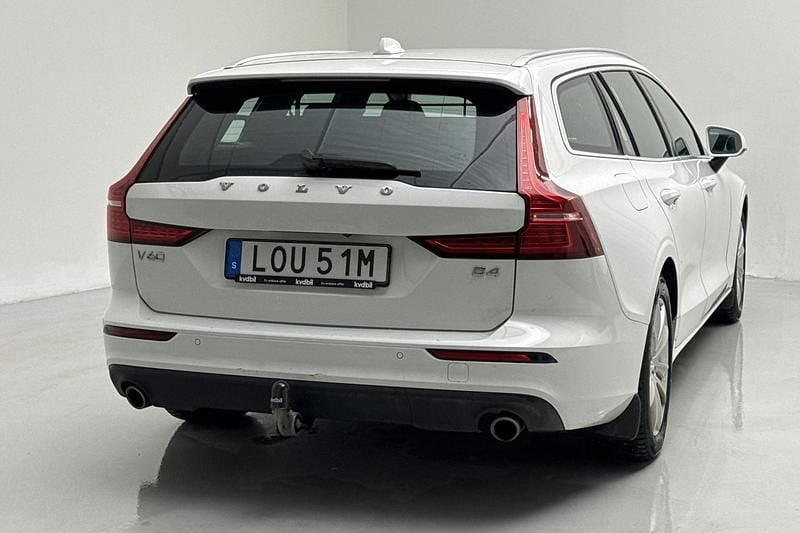 Begagnad Volvo V60 Momentum 197 HK (144 kW) 2021 Vit Kombi