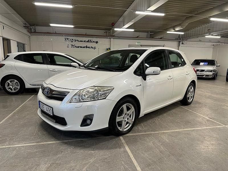 Vit Begagnad 2010 Toyota Auris Hybrid Plus Halvkombi | 84 900 kr (Marknadspris) - Bild 1/4
