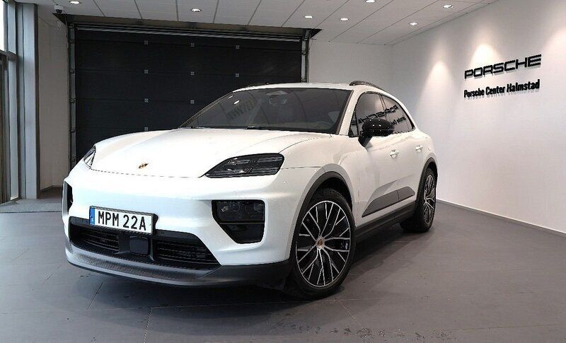 Vit (white) Begagnad 2024 Porsche Macan SUV | 1 050 000 kr (Marknadspris) - Bild 1/4