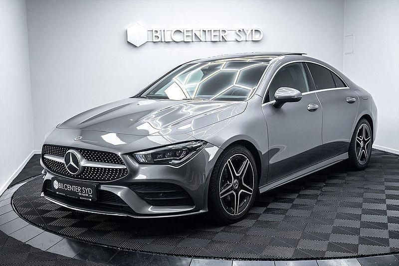 Mörkgrå Begagnad 2019 Mercedes CLA180 AMG Sedan | 289 900 kr (Marknadspris) - Bild 1/4