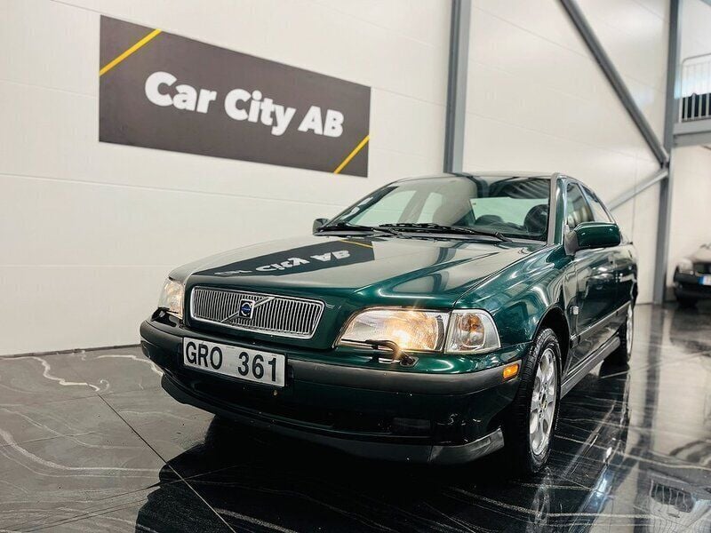 Mörkgrön Begagnad 1999 Volvo S40 SE Sedan | 34 900 kr - Bild 1/4