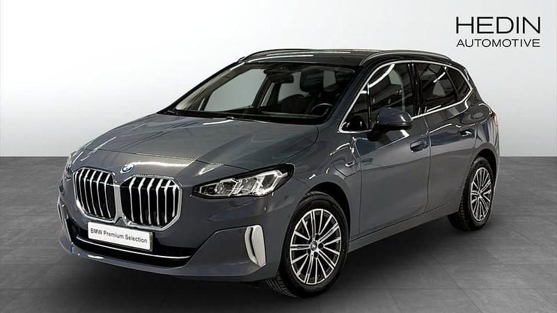 Begagnad BMW 225 Active Tourer Luxury Line 245 HK (180 kW) 2023 Grå Minibuss