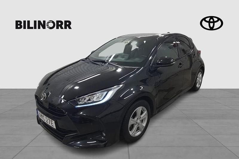 Svart Begagnad 2024 Toyota Yaris Hybrid Style Halvkombi | 269 900 kr - Bild 1/4
