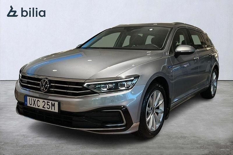 Silver Begagnad 2023 VW Passat Executive Kombi | 359 000 kr (Marknadspris) - Bild 1/4