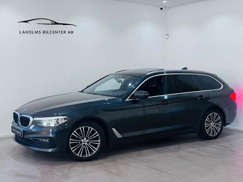 Grå Begagnad 2019 BMW 520 Kombi | 209 900 kr (Marknadspris) - Bild 1/4