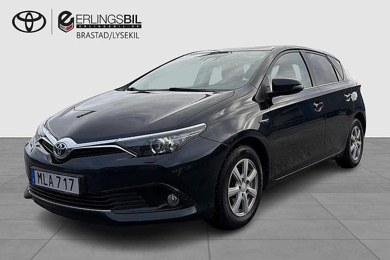 Mörkblå Begagnad 2016 Toyota Auris Hybrid Active Halvkombi | 164 900 kr (Marknadspris) - Bild 1/4