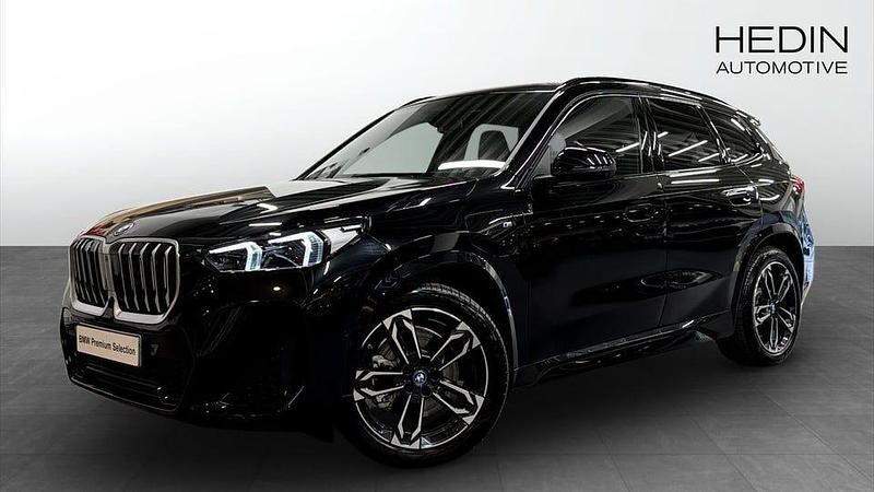 Svart Begagnad 2025 BMW X1 Comfort Edition SUV | 608 700 kr - Bild 1/4