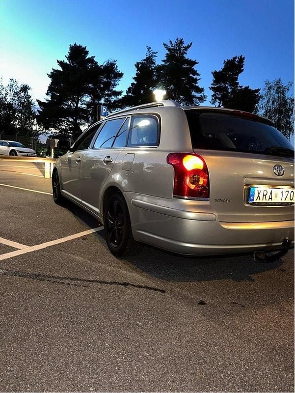 Grön Begagnad 2006 Toyota Avensis Kombi | 32 000 kr (Marknadspris) - Bild 1/4