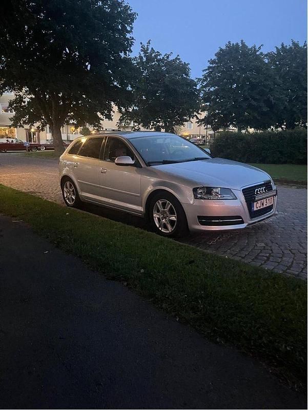 Silver Begagnad 2011 Audi A3 Sportback Attraction Halvkombi | 63 000 kr (Marknadspris) - Bild 1/3