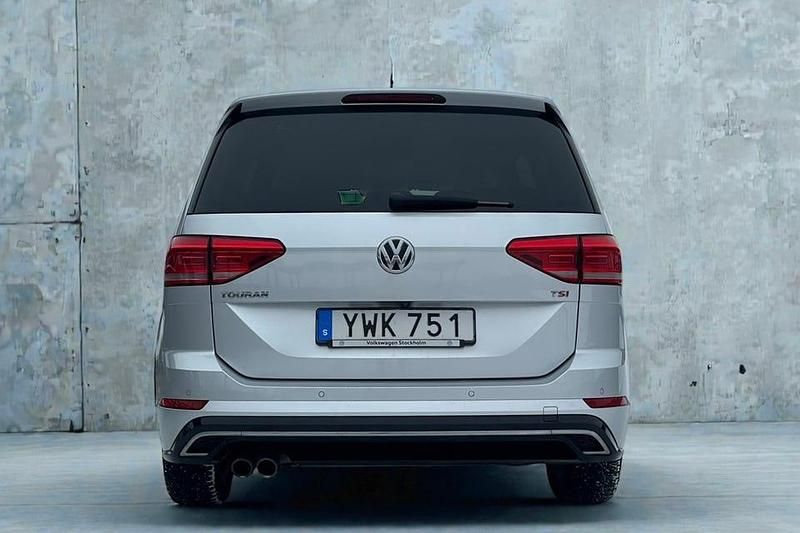 Begagnad VW Touran R-line 150 HK (110 kW) 2018 Silver metallic. Minibuss
