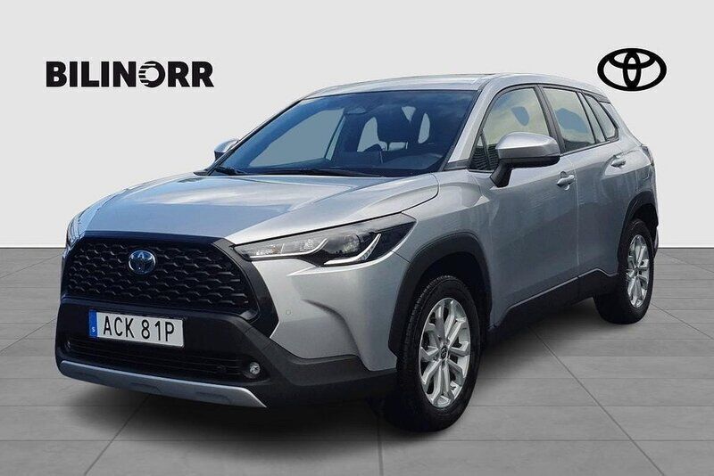 Silver Begagnad 2023 Toyota Corolla Cross Active SUV | 359 900 kr (Marknadspris) - Bild 1/4