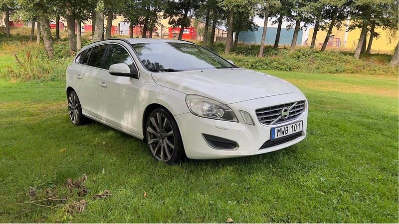 Vit Begagnad 2013 Volvo V60 Momentum Kombi | 109 800 kr (Bra pris) - Bild 1/4