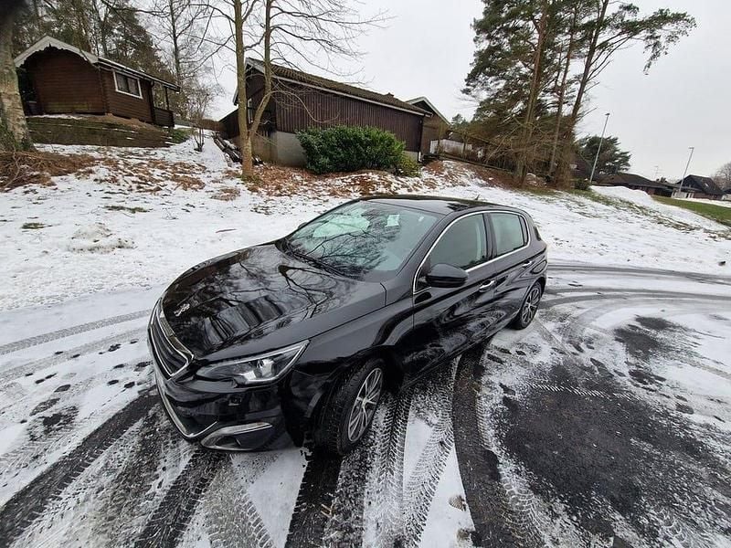 Svart Begagnad 2015 Peugeot 308 Allure Halvkombi | 69 800 kr (Marknadspris) - Bild 1/4