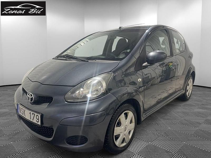 Grå Begagnad 2011 Toyota Aygo Halvkombi | 29 900 kr (Marknadspris) - Bild 1/4
