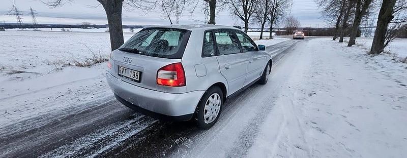 Begagnad Audi A3 Attraction 102 HK (75 kW) 2000 Silver Halvkombi
