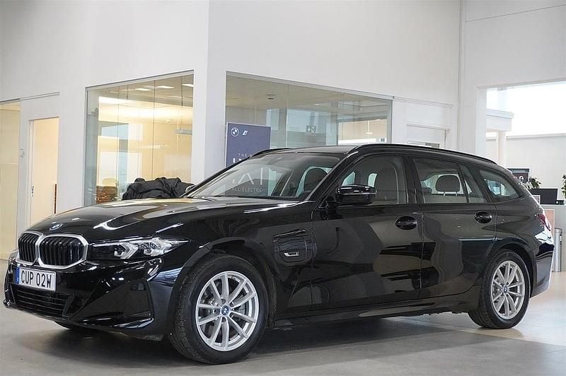 Begagnad BMW 330e Shadowline 184 HK (135 kW) 2022 Svart Kombi