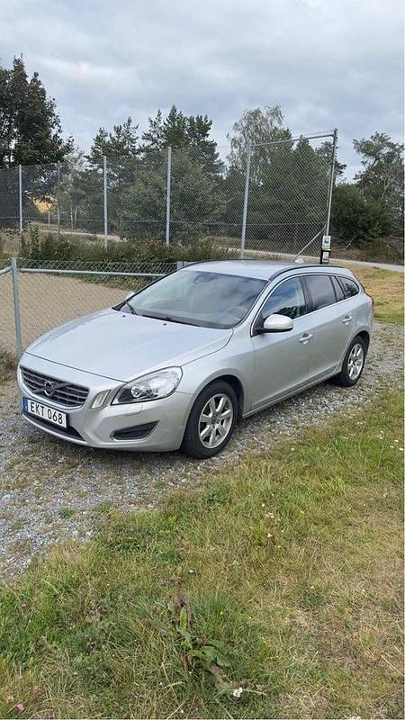 Grå Begagnad 2013 Volvo V60 Momentum Kombi | 80 000 kr (Superpris) - Bild 1/3