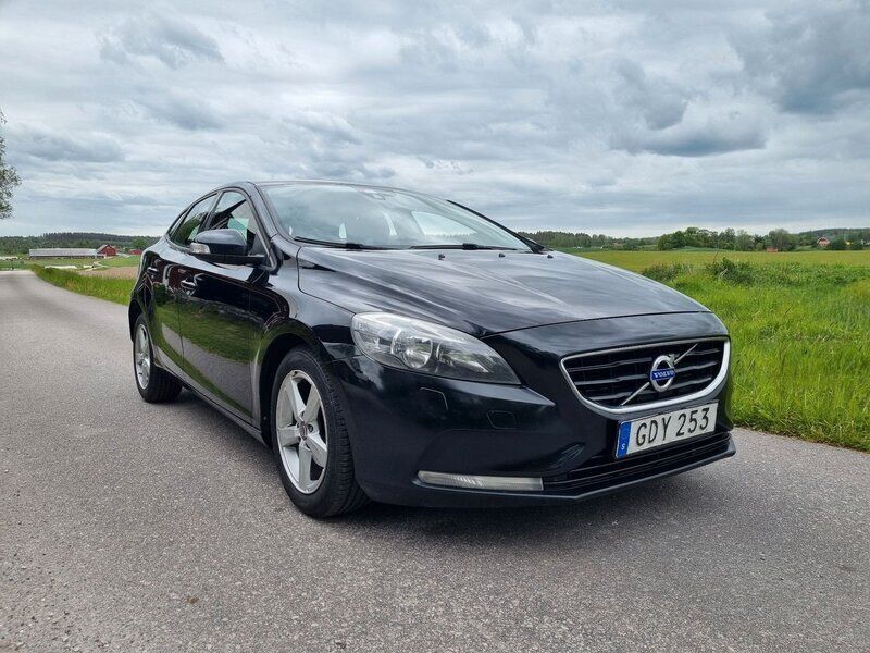 Svart Begagnad 2014 Volvo V40 Kinetic Kombi | 87 500 kr (Marknadspris) - Bild 1/4