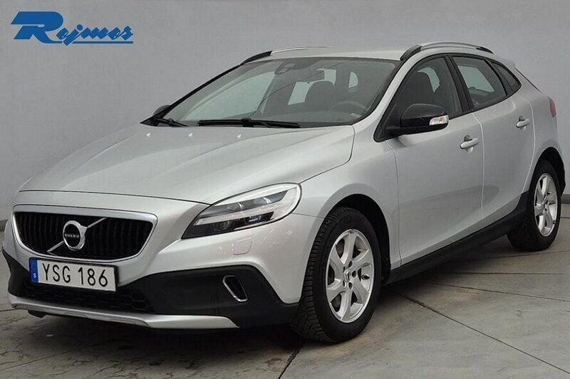 Silver (bright silver met) Begagnad 2018 Volvo V40 CC Kombi | 204 800 kr (Marknadspris) - Bild 1/1