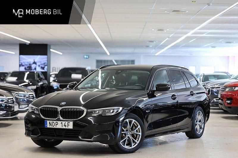 Svart Begagnad 2021 BMW 330e Shadowline Kombi | 279 900 kr (Marknadspris) - Bild 1/3