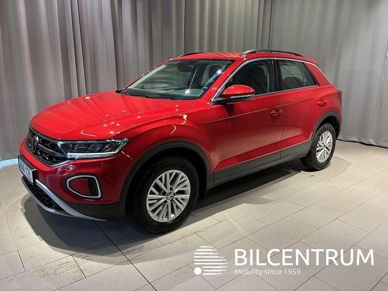 Mörkröd (röd) Begagnad 2023 VW T-Roc Life SUV | 229 900 kr (Marknadspris) - Bild 1/4