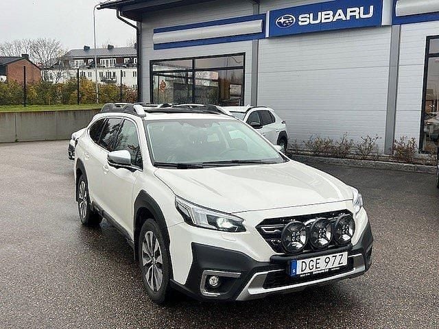 Vit Begagnad 2023 Subaru Outback SUV | 389 000 kr (Marknadspris) - Bild 1/1