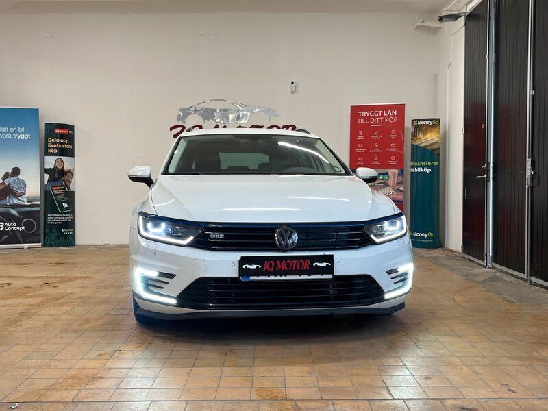 Vit Begagnad 2016 VW Passat GTE Kombi | 169 900 kr (Marknadspris) - Bild 1/4