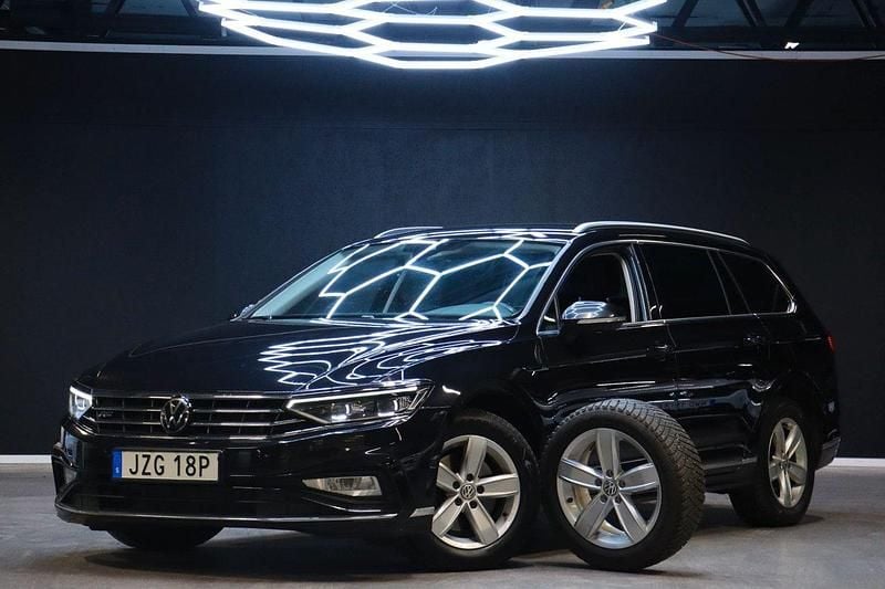 Svart Begagnad 2022 VW Passat R-line Kombi | 299 900 kr (Marknadspris) - Bild 1/4