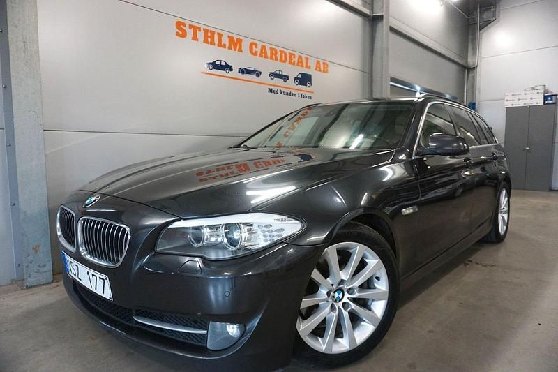 Grå Begagnad 2010 BMW 520 Kombi | 114 900 kr (Marknadspris) - Bild 1/4