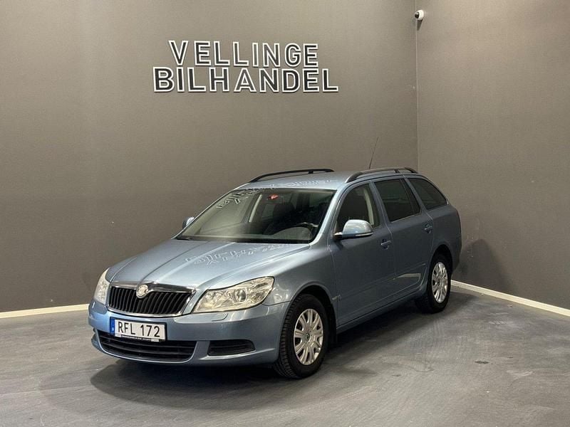Ljusblå Begagnad 2010 Skoda Octavia Ambiente Kombi | 34 900 kr (Bra pris) - Bild 1/4