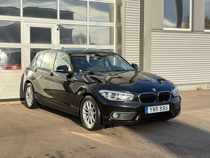 Svart Begagnad 2017 BMW 118 Advantage Halvkombi | 109 900 kr (Bra pris) - Bild 1/4