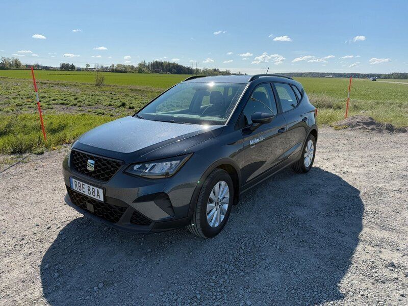 Grå Ny 2024 Seat Arona SUV | 239 000 kr (Marknadspris) - Bild 1/4