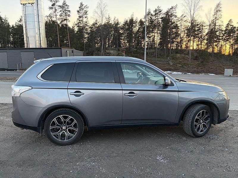 Begagnad Mitsubishi Outlander 150 HK (110 kW) 2015 Grå SUV