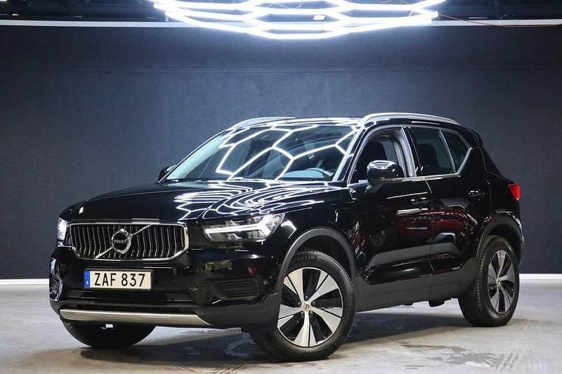 Svart Begagnad 2022 Volvo XC40 Momentum SUV | 309 900 kr (Marknadspris) - Bild 1/4