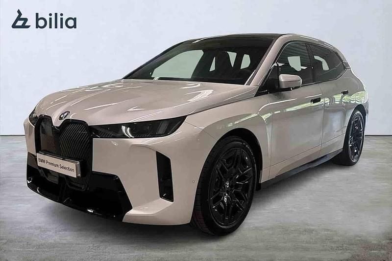 Vit Begagnad 2025 BMW iX SUV | 989 900 kr - Bild 1/1