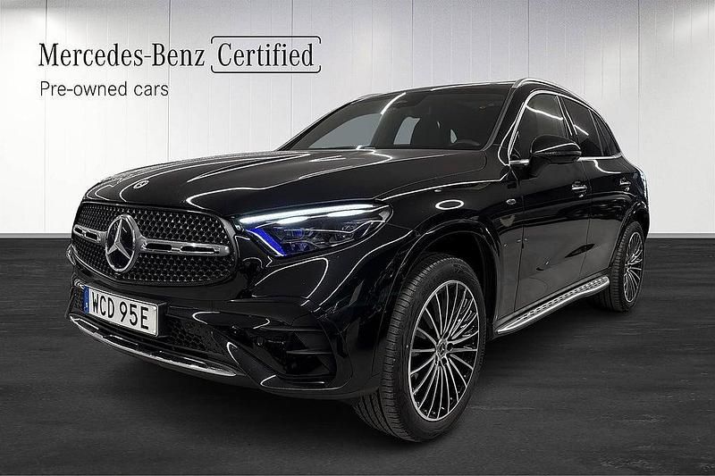 Svart Begagnad 2025 Mercedes GLC300e Premium Plus SUV | 639 000 kr (Superpris) - Bild 1/4