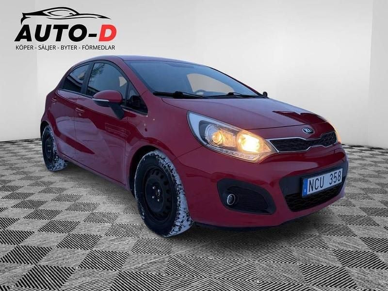 Begagnad Kia Rio 90 HK (66 kW) 2012 Röd Halvkombi