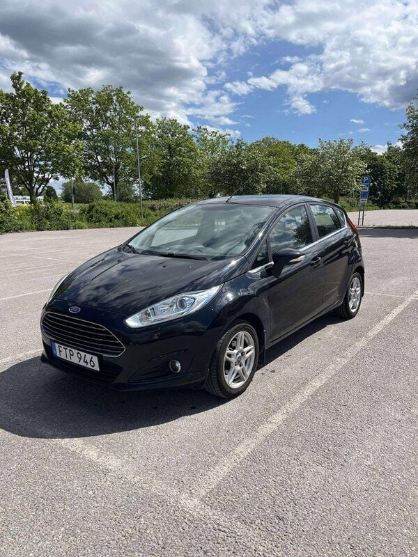 Svart Begagnad 2015 Ford Fiesta Titanium Halvkombi | 65 000 kr (Marknadspris) - Bild 1/4