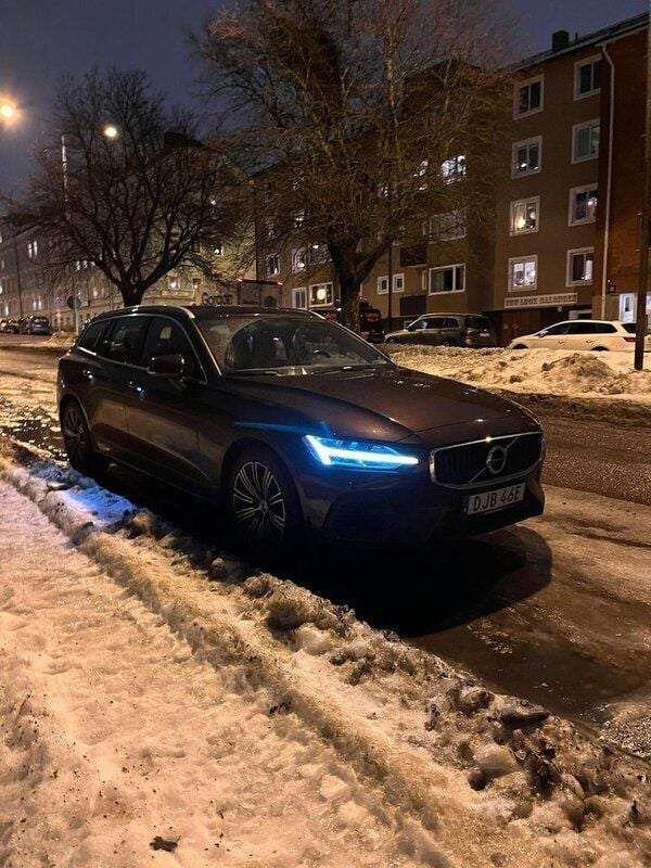 Brun Begagnad 2020 Volvo V60 Momentum Kombi | 269 000 kr (Marknadspris) - Bild 1/2