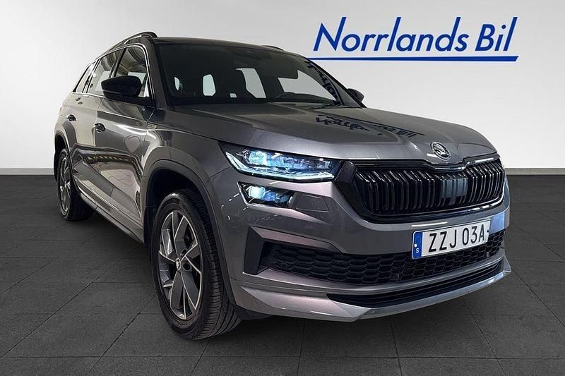 Grå (graphite grey metallic) Begagnad 2024 Skoda Kodiaq SportLine SUV | 459 900 kr (Lite dyr) - Bild 1/4