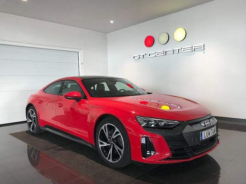 Röd (röd/svart läder) Begagnad 2022 Audi e-tron GT quattro Design Sedan | 619 000 kr (Marknadspris) - Bild 1/4