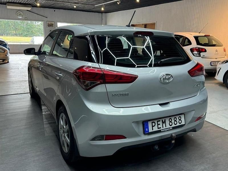 Begagnad Hyundai i20 Comfort 84 HK (61 kW) 2017 Silver Halvkombi