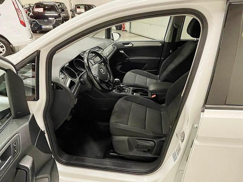 Begagnad VW Touran 150 HK (110 kW) 2017 Vit Minibuss